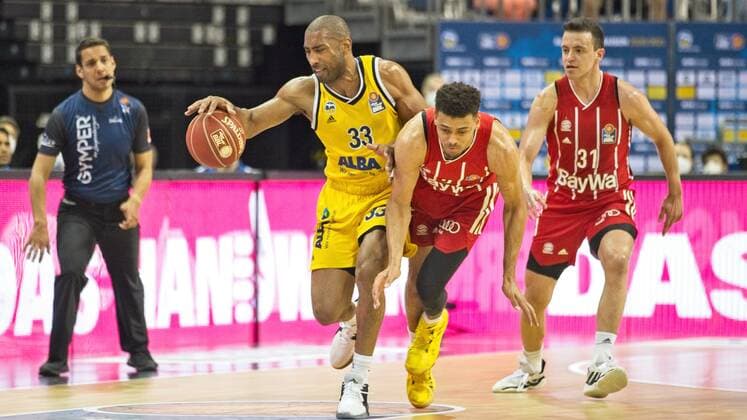 v.l. Jayson Granger - Alba 33, Wade Baldwin - Bayern 2, Zan Mark Sisko - Bayern 31, 10.06.2021, BBL, Alba Berlin vs FC Bayern - Finale - Spiel 2, in der Mercedes Benz Arena, GER, Berlin, 10.06.2021, BBL, Alba vs FC Bayern - Spiel 2 - Playoff Berlin Copyright: xUwexKoch Eibner-Pressefotox EP_UKH