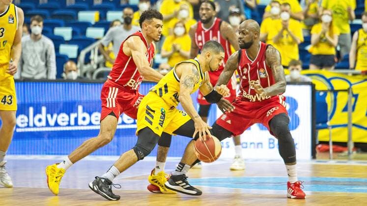 v.l. Wade Baldwin - Bayern 2, Peyton Siva - Alba 3, James Gist - Bayern 21, 10.06.2021, BBL, Alba Berlin vs FC Bayern - Finale - Spiel 2, in der Mercedes Benz Arena, GER, Berlin, 10.06.2021, BBL, Alba vs FC Bayern - Spiel 2 - Playoff Berlin Copyright: xUwexKoch Eibner-Pressefotox EP_UKH