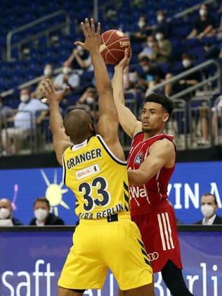 Jayson Granger, Wade Baldwin Aktion Spielszene Zweikampf Basketball Play Off Finale BBL Bundesliga Herren Saison 2020 2021 10.06.2021 ALBA Berlin vs. FC Bayern München