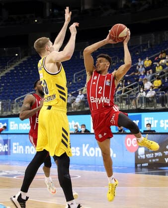 Ben Lammers, Wade Baldwin Aktion Spielszene Zweikampf Basketball Play Off Finale BBL Bundesliga Herren Saison 2020 2021 10.06.2021 ALBA Berlin vs. FC Bayern München