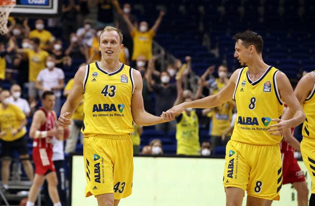 Luke Sikma lachend, Marcus Eriksson abklatschend Aktion Oberkoerper Oberkörper Basketball Play Off Finale BBL Bundesliga Herren Saison 2020 2021 10.06.2021 ALBA Berlin vs. FC Bayern München