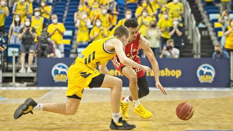 v.l. Malte Delow - Alba 6, Wade Baldwin - Bayern 2, 10.06.2021, BBL, Alba Berlin vs FC Bayern - Finale - Spiel 2, in der Mercedes Benz Arena, GER, Berlin, 10.06.2021, BBL, Alba vs FC Bayern - Spiel 2 - Playoff Berlin Copyright: xUwexKoch Eibner-Pressefotox EP_UKH