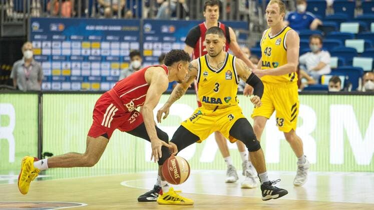 v.l. Wade Baldwin - Bayern 2, Peyton Siva - Alba 3, Luke Sikma - Alba 43, 10.06.2021, BBL, Alba Berlin vs FC Bayern - Finale - Spiel 2, in der Mercedes Benz Arena, GER, Berlin, 10.06.2021, BBL, Alba vs FC Bayern - Spiel 2 - Playoff Berlin Copyright: xUwexKoch Eibner-Pressefotox EP_UKH