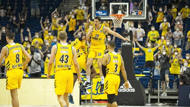 Jubel bei Alba - Freudensprung, 10.06.2021, BBL, Alba Berlin vs FC Bayern - Finale - Spiel 2, in der Mercedes Benz Arena, GER, Berlin, 10.06.2021, BBL, Alba vs FC Bayern - Spiel 2 - Playoff Berlin Copyright: xUwexKoch Eibner-Pressefotox EP_UKH