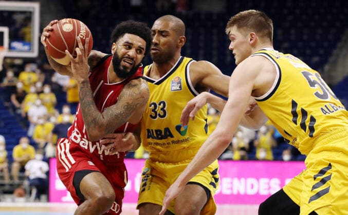 D.J. Seeley, Jayson Granger, Ben Lammers Aktion Spielszene Zweikampf Basketball Play Off Finale BBL Bundesliga Herren Saison 2020 2021 10.06.2021 ALBA Berlin vs. FC Bayern München