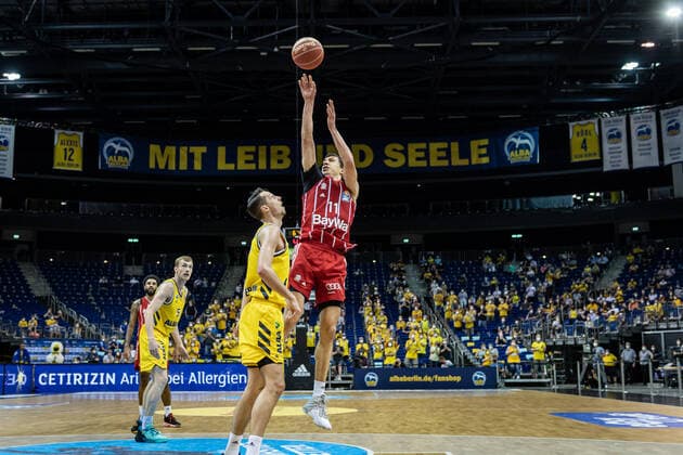 Basketball Berlin 10.06.2021 1. Bundesliga easyCredit BBL Saison 2020 2021 Playoffs Finale Spiel 2 Alba Berlin - FC Bayern München Vladimir Lucic (München, No.11) Marcus Eriksson (Alba Berlin, No.08)