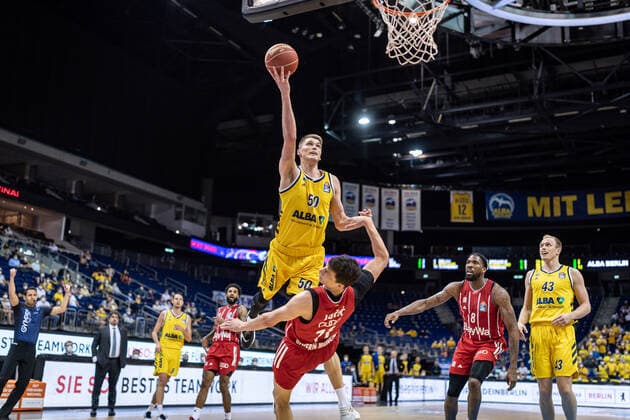 Basketball Berlin 10.06.2021 1. Bundesliga easyCredit BBL Saison 2020 2021 Playoffs Finale Spiel 2 Alba Berlin - FC Bayern München Ben Lammers (Alba Berlin, No.50) Vladimir Lucic (München, No.11)