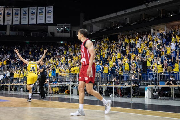 Basketball Berlin 10.06.2021 1. Bundesliga easyCredit BBL Saison 2020 2021 Playoffs Finale Spiel 2 Alba Berlin - FC Bayern München Jubel Simone Fontecchio (Alba Berlin, No.20) Vladimir Lucic (München, No.11) Alba Fans