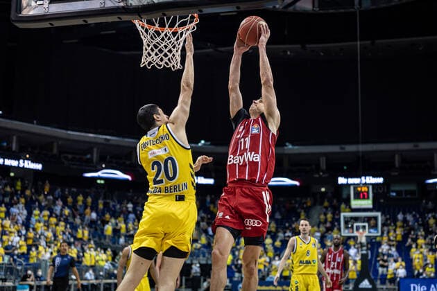 Basketball Berlin 10.06.2021 1. Bundesliga easyCredit BBL Saison 2020 2021 Playoffs Finale Spiel 2 Alba Berlin - FC Bayern München Vladimir Lucic (München, No.11) Simone Fontecchio (Alba Berlin, No.20)