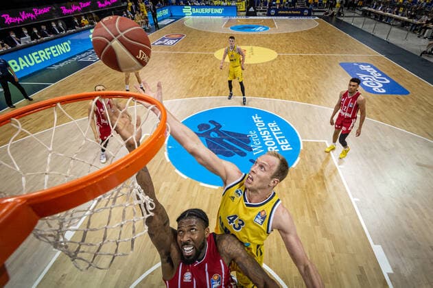 Basketball Berlin 10.06.2021 1. Bundesliga easyCredit BBL Saison 2020 2021 Playoffs Finale Spiel 2 Alba Berlin - FC Bayern München Luke Sikma (Alba Berlin, No.43) Jalen Reynolds (München, No.08)