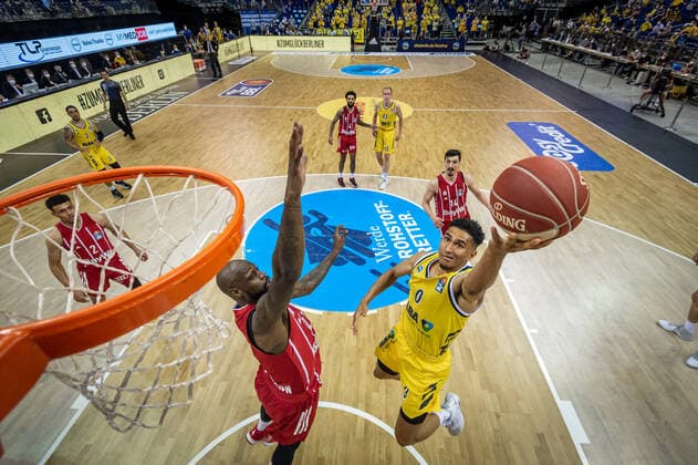 Basketball Berlin 10.06.2021 1. Bundesliga easyCredit BBL Saison 2020 2021 Playoffs Finale Spiel 2 Alba Berlin - FC Bayern München Maodo Lo (Alba Berlin, No.00) James Gist (München, No.21)