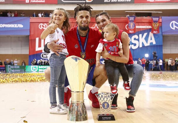 MOSCOW, RUSSIA - JUNE 10, 2021: CSKA Moscow player Daniel Hackett and his family pose for a photograph with trophies as CSKA Moscow celebrate winning the VTB United League title after defeating UNICS Kazan 89-81 in Game 3 of the 2021 2022 VTB United League final series at CSKA Arena. Valery Sharifulin TASS EDITORIAL USE ONLY; NO COMMERCIAL USE; NO ADVERTISING  TS1044FD