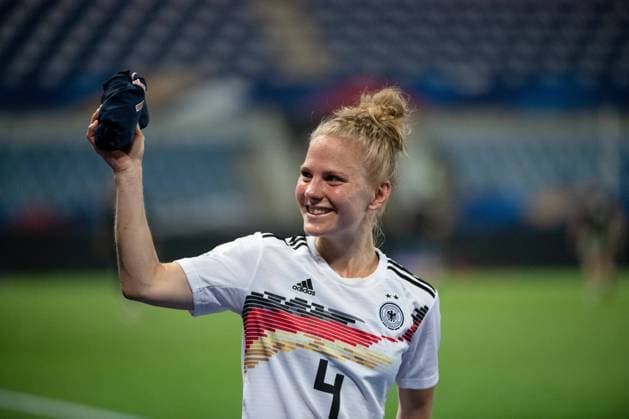 Leonie Maier (Deutschland 4) grueßt die Fans, FRA, Frankreich vs. Deutschland, Frauen Fussball Laenderspiel, 10.06.2021 FRA, Frankreich vs. Deutschland, Frauen Fussball Laenderspiel, 10.06.2021 Strasbourg Copyright: xEibnerxPressefoto MichaelxMemmlex EP_MMR