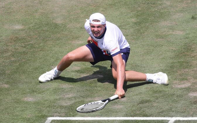 Stuttgart , Tennis MercedesCup 2021 , Dominic Stricker ( SUI ) verletzt sich bei dieser Aktion