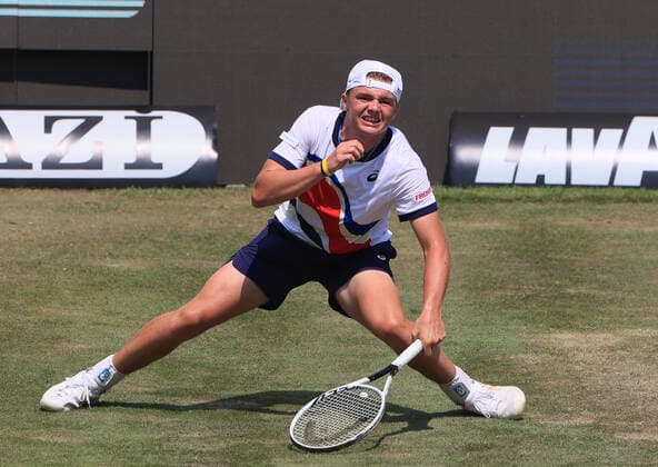 Sport Bilder des Tages 1.06.2021, ATP, Tennis Herren Tour Mercedes Cup Stuttgart, Weissenhofff, Tennis, im Bild: Dominic Stephan Stricker (SUI) rutsch ab und verletzt sich dabei