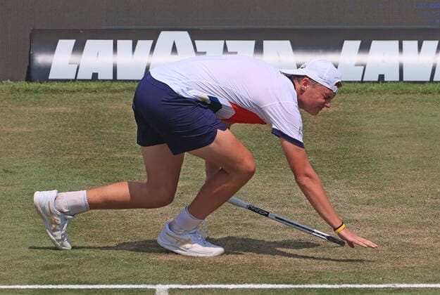 1.06.2021, ATP, Tennis Herren Tour Mercedes Cup Stuttgart, Weissenhofff, Tennis, im Bild: Dominic Stephan Stricker (SUI) rutsch ab und verletzt sich dabei