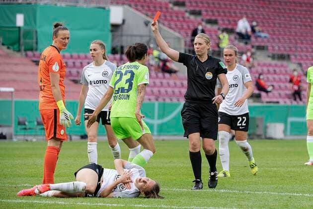 Schiedsrichterin Mirka DERLIN (GER, r. vorn) zeigt Torwart Torhueterin (Torhüter) Almuth SCHULT (WOB, l.) die Rote Karte, die Lara PRASNIKAR (F, auf dem Rasen liegend) gefoutl hatte; Sara DOORSOUN (WOB, Nr. 23) protestiert dagegen; Foul; Platzverweis; glatt Rot; DFB Pokal Finale der Frauen 2021 Eintracht Frankfurt (F) - VfL Wolfsburg (WOB) 0:1 n. Verl., am 30.05.2021 in Koeln Deutschland. DFB regulations prohibit any use of photographs as image sequences and or quasi-video Â