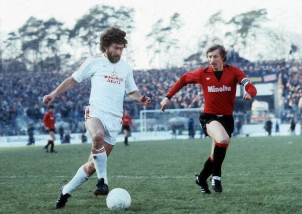 Eintracht Frankfurt - FC Bayern München 2:1 03.02.1979. Paul Breitner (FCB li.) Aktion am Ball. Rechts: Jürgen Grabowski (SGE). Nur fuer journalistische Zwecke! Only for editorial use! *** Eintracht Frankfurt FC Bayern München 2 1 03 02 1979 Paul Breitner FCB li Action on the ball Right Jürgen Grabowski SGE For journalistic use only Only for editorial use HM