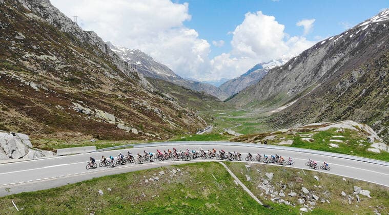 Bilder des Jahres 2021, Sport 06 Juni Sport Bilder des Tages Foto Manuel Geisser 11.06.2021 Andermatt : Radsport Tour de Suisse 6.Etappe Andermatt - Disentis Sedrun Peloton am Gotthardpass *** Photo Manuel Geisser 11 06 2021 Andermatt Cycling Tour de Suisse 6 Stage Andermatt Disentis Sedrun Peloton at Gotthard Pass 