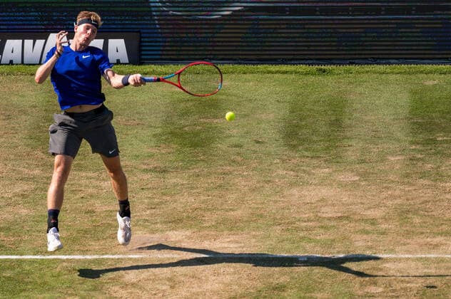 Denis Shapovalov (CAN). Deutschland, Stuttgart, 11.06.2021, Tennis, ATP250, MercedesCup 2021, Viertelfinale, Denis Shapovalov (CAN) - Marin Cilic (CRO), TC Weissenhof Foto: A2 Bildagentur Peter Hartenfelser
