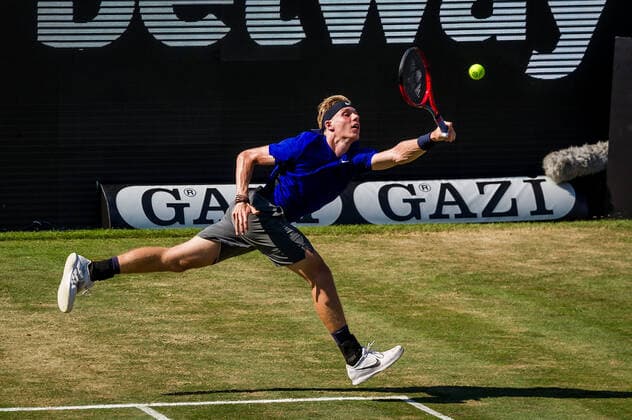 Denis Shapovalov (CAN) beim Spiel Denis Shapovalov (CAN) vs. Marin Cilic (CRO) ATP, Tennis Herren 250 ATP TOUR ATP-Rasenturnier: MercedesCup 2021 am 11.06.2021 in Stuttgart (TC Weissenhof), Baden-Wuerttemberg, Deutschland Stuttgart. 11.06.21 Tennis , 11.06.2021, Stuttgart (Deutschland)