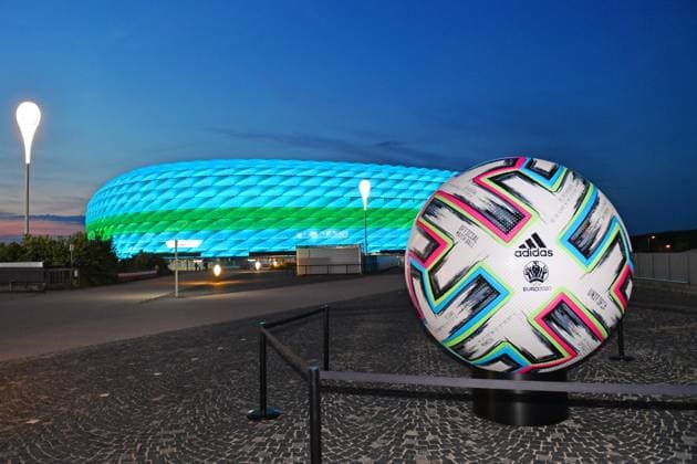 Fussball EURO 2020 Fussball Arena Muenchen (Allianz Arena) leuchtet in Sonderbeleuchtung,Uebersicht,Nachtaufnahme,Stadion,Stadionuebersicht, am 11.06.2021. Fussball EM 2020 vom 11.06.2021-11.07.2021.