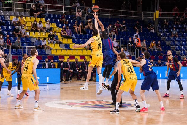 June 11, 2021, Barcelona, Barcelona, Spain: Gio Shermadini of Lenovo Tenerife competes with Brandon Davies of FC Barcelona, Barca during the Liga Endesa ACB Playoff semi final game 3 match between Fc Barcelona and Lenovo Tenerife at Palau Blaugrana on June 11, 2021 in Barcelona, Spain. Barcelona Spain - ZUMAa181 20210611_zaa_a181_020 Copyright: xJavierxBorregox