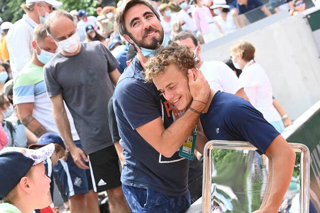 Tennis : Roland Garros 2021 - France - Finale Juniors garcons - Arthur Fils contre Lucas Van Assche - France - Victoire de Van Assche avec son Pere Tennis : Roland Garros 2021 - France - 12 06 2021 chryslenecaillaud Panoramic 