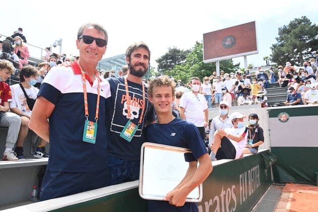 Tennis : Roland Garros 2021 - France - Finale Juniors garcons - Arthur Fils contre Lucas Van Assche - France - Victoire de Van Assche avec son Pere et sa famille Tennis : Roland Garros 2021 - France - 12 06 2021 chryslenecaillaud Panoramic 
