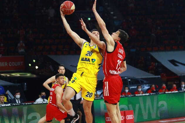 11 Vladimir Lucic (FCBB) gegen 20 Simone Fontecchio (Alba Berlin) Basketball, Easycredit BBL, FC Bayern Basketball - Alba Berlin im Audi Dome am 12.06.2021, Playoff, Spiel 3, FOTO: Mladen Lackovic LakoPress