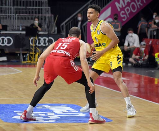 12.06.2021, xemx, Basketball BBL Playoff Finale, 3. Spieltag, FC Bayern Muenchen - Alba Berlin emspor, v.l. Robin Amaize (FC Bayern Basketball), Maodo Lo (Alba Berlin) Zweikampf, Duell, Kampf, tackle Muenchen