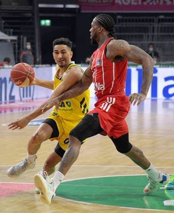 12.06.2021, xemx, Basketball BBL Playoff Finale, 3. Spieltag, FC Bayern Muenchen - Alba Berlin emspor, v.l. Maodo Lo (Alba Berlin), Jalen Reynolds (FC Bayern Basketball) Zweikampf, Duell, Kampf, tackle Muenchen