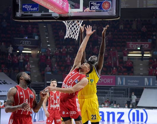 12.06.2021, xemx, Basketball BBL Playoff Finale, 3. Spieltag, FC Bayern Muenchen - Alba Berlin emspor, v.l. Wade Baldwin (FC Bayern Basketball), Christ Koumadje (Alba Berlin) Zweikampf, Duell, Kampf, tackle Muenchen