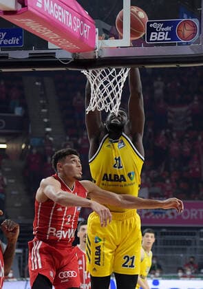 12.06.2021, xemx, Basketball BBL Playoff Finale, 3. Spieltag, FC Bayern Muenchen - Alba Berlin emspor, v.l. Wade Baldwin (FC Bayern Basketball), Christ Koumadje (Alba Berlin) Zweikampf, Duell, Kampf, tackle Muenchen