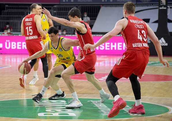 12.06.2021, xemx, Basketball BBL Playoff Finale, 3. Spieltag, FC Bayern Muenchen - Alba Berlin emspor, v.l. Simone Fontecchio (Alba Berlin), Vladimir Lucic (FC Bayern Basketball) Zweikampf, Duell, Kampf, tackle Muenchen