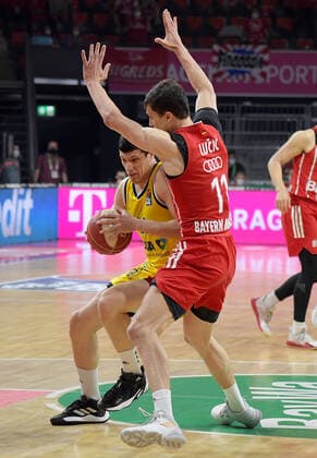 12.06.2021, xemx, Basketball BBL Playoff Finale, 3. Spieltag, FC Bayern Muenchen - Alba Berlin emspor, v.l. Simone Fontecchio (Alba Berlin), Vladimir Lucic (FC Bayern Basketball) Zweikampf, Duell, Kampf, tackle Muenchen