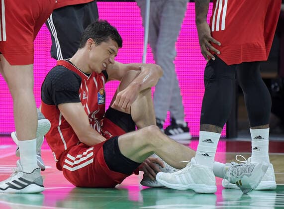 12.06.2021, xemx, Basketball BBL Playoff Finale, 3. Spieltag, FC Bayern Muenchen - Alba Berlin emspor, v.l. Vladimir Lucic (FC Bayern Basketball) verletzt sich Muenchen