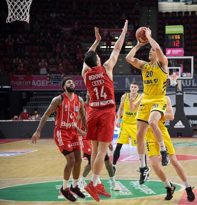 12.06.2021, xemx, Basketball BBL Playoff Finale, 3. Spieltag, FC Bayern Muenchen - Alba Berlin emspor, v.l. Nihad Dedovic (FC Bayern Basketball), Simone Fontecchio (Alba Berlin) Zweikampf, Duell, Kampf, tackle Muenchen
