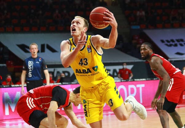Sport Bilder des Tages 11 Vladimir Lucic und 8 Jalen Reynolds (FCBB) gegen 43 Luke Sikma (Alba Berlin) Basketball, Easycredit BBL, FC Bayern Basketball - Alba Berlin im Audi Dome am 12.06.2021, Playoff, Spiel 3, FOTO: Mladen Lackovic LakoPress