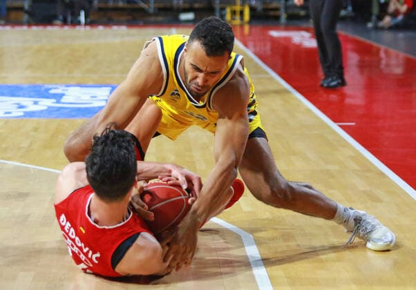 14 Nihad Djedovic (FCBB) rot gegen 32 Johannes Thiemann (Alba Berlin) Basketball, Easycredit BBL, FC Bayern Basketball - Alba Berlin im Audi Dome am 12.06.2021, Playoff, Spiel 3, FOTO: Mladen Lackovic LakoPress