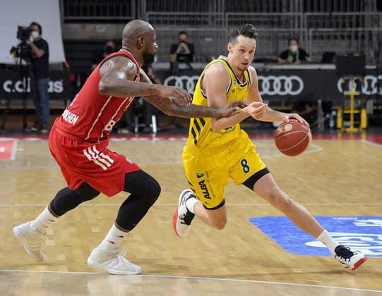 12.06.2021, xemx, Basketball BBL Playoff Finale, 3. Spieltag, FC Bayern Muenchen - Alba Berlin emspor, v.l. James Gist (FC Bayern Basketball), Marcus Eriksson (Alba Berlin) Zweikampf, Duell, Kampf, tackle Muenchen