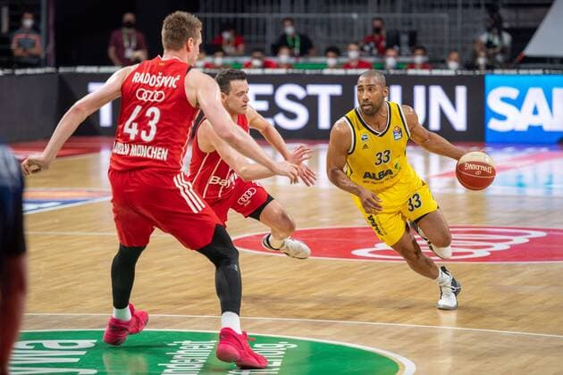 Leon Radosevic 43 (FC Bayern), Zan Mark Sisko 31 (FC Bayern), Jayson Granger 33 (Alba Berlin), FC Bayern Basketball vs. Alba Berlin, BBL Playoffs, Finale, 12.06.2021 Muenchen Bayern Deutschland