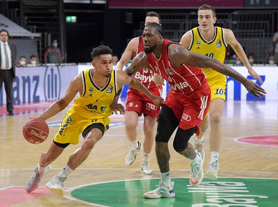 12.06.2021, xemx, Basketball BBL Playoff Finale, 3. Spieltag, FC Bayern Muenchen - Alba Berlin emspor, v.l. Maodo Lo (Alba Berlin), Jalen Reynolds (FC Bayern Basketball) Zweikampf, Duell, Kampf, tackle Muenchen