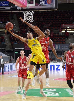 12.06.2021, xemx, Basketball BBL Playoff Finale, 3. Spieltag, FC Bayern Muenchen - Alba Berlin emspor, v.l. Maodo Lo (Alba Berlin), Jalen Reynolds (FC Bayern Basketball) Zweikampf, Duell, Kampf, tackle Muenchen