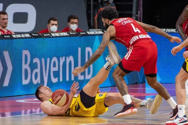 Luke Sikma 43 (Alba Berlin), D.J. Seeley 4 (FC Bayern), FC Bayern Basketball vs. Alba Berlin, BBL Playoffs, Finale, 12.06.2021 Muenchen Bayern Deutschland