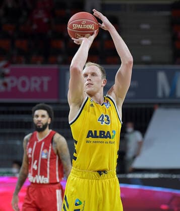 12.06.2021, xemx, Basketball BBL Playoff Finale, 3. Spieltag, FC Bayern Muenchen - Alba Berlin emspor, v.l. Luke Sikma (Alba Berlin) beim Freiwurf Aktion, Einzelbild, angeschnittenes Einzelmotiv, Halbfigur, halbe Figur Muenchen