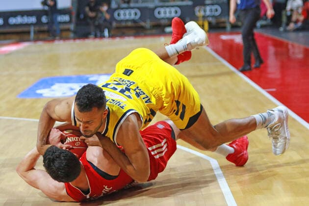 14 Nihad Djedovic (FCBB) rot gegen 32 Johannes Thiemann (Alba Berlin) Basketball, Easycredit BBL, FC Bayern Basketball - Alba Berlin im Audi Dome am 12.06.2021, Playoff, Spiel 3, FOTO: Mladen Lackovic LakoPress