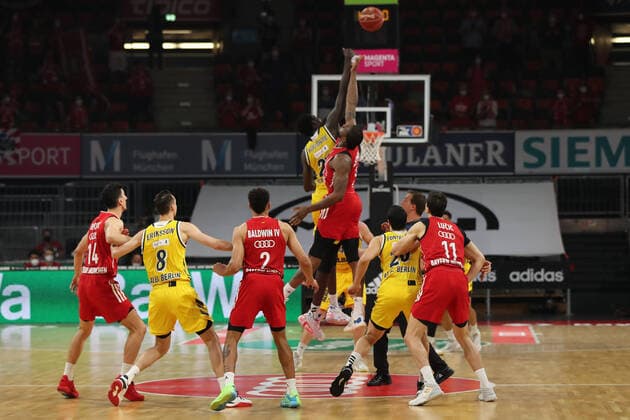 Tip-Off der Partie GER, FC Bayern Basketball vs. Alba Berlin, Basketball, 1.Bundesliga, Playoffs 2020 2021, Finale Spiel 3, 12.06.2021, GER, FC Bayern Basketball vs. Alba Berlin, Basketball, 1.Bundesliga, Playoffs 2020 2021, Finale Spiel 3, 12.06.2021, Muenchen Copyright: xEIBNER MarcelxEngelbrechtx EP_EER