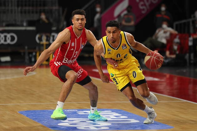 Zweikampf zwischen Wade Baldwin IV (Muenchen) und Maodo Lo (Berlin) GER, FC Bayern Basketball vs. Alba Berlin, Basketball, 1.Bundesliga, Playoffs 2020 2021, Finale Spiel 3, 12.06.2021, GER, FC Bayern Basketball vs. Alba Berlin, Basketball, 1.Bundesliga, Playoffs 2020 2021, Finale Spiel 3, 12.06.2021, Muenchen Copyright: xEIBNER MarcelxEngelbrechtx EP_EER