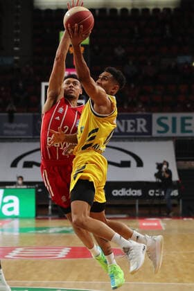 Zweikampf zwischen Wade Baldwin IV (Muenchen) und Maodo Lo (Berlin) GER, FC Bayern Basketball vs. Alba Berlin, Basketball, 1.Bundesliga, Playoffs 2020 2021, Finale Spiel 3, 12.06.2021, GER, FC Bayern Basketball vs. Alba Berlin, Basketball, 1.Bundesliga, Playoffs 2020 2021, Finale Spiel 3, 12.06.2021, Muenchen Copyright: xEIBNER MarcelxEngelbrechtx EP_EER